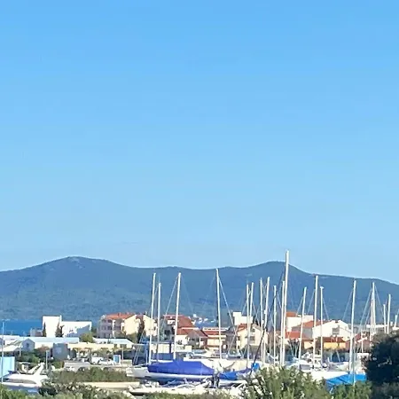 Leona Apartament