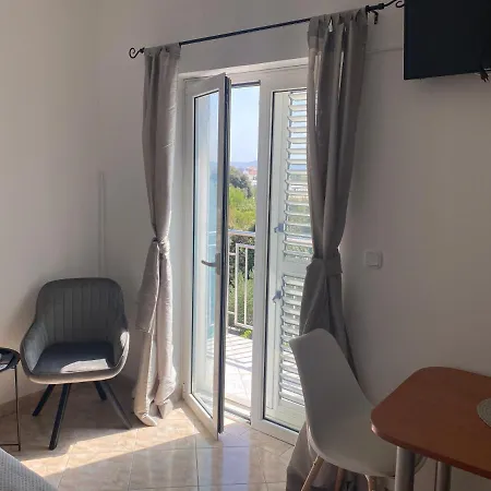 Leona Apartament *
