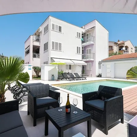 Apartament Leona *